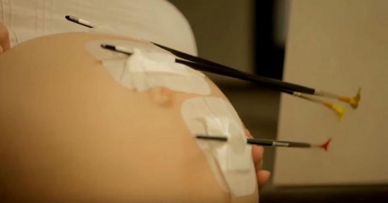 ასობით ფეხმძიმე ქალი მუცელზე ფუნჯს იმაგრებს, გაიგეთ რატომ აკეთებენ ამას