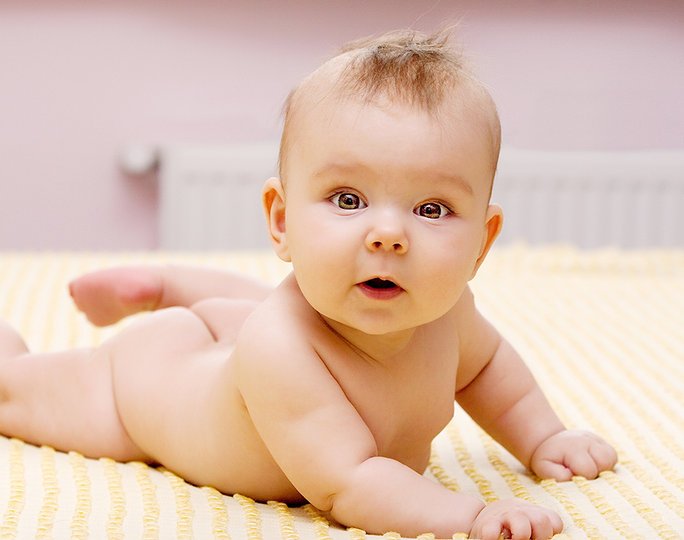 ვასწავლით ბავშვს გადაბრუნებას - მარტივი ვარჯიშები